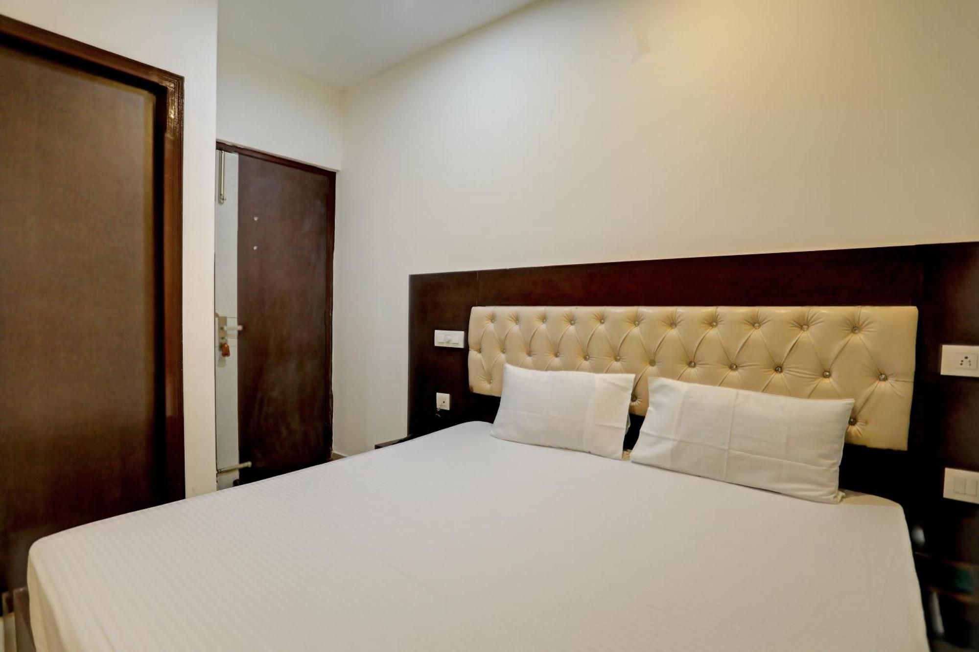 Oyo Hotel The Red Hut Chandigarh Exterior photo