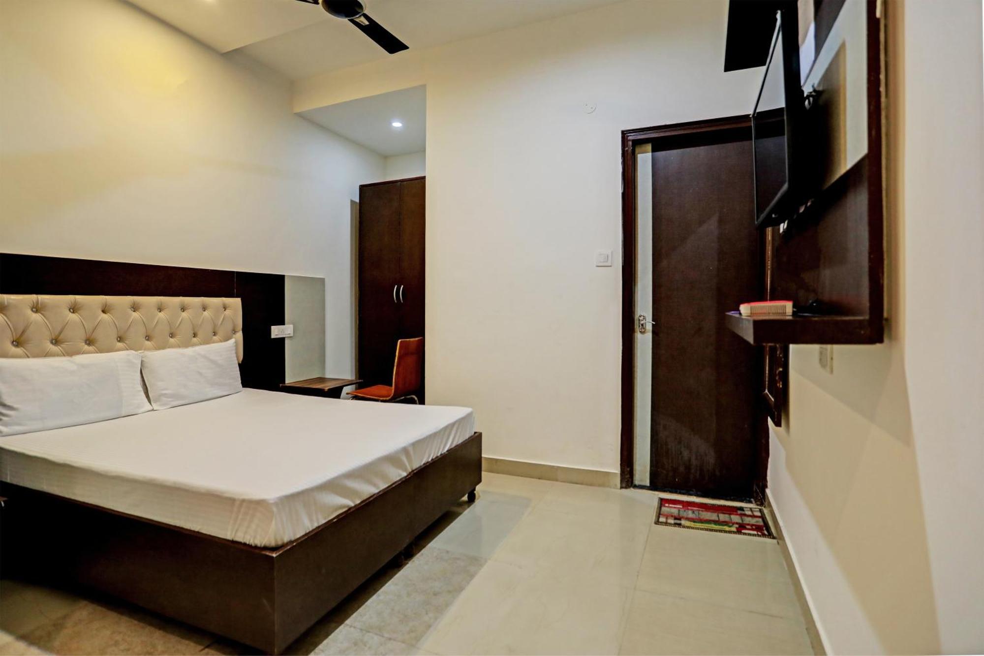 Oyo Hotel The Red Hut Chandigarh Exterior photo