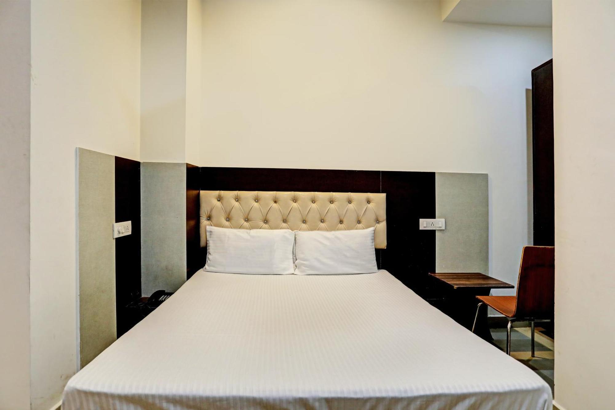Oyo Hotel The Red Hut Chandigarh Exterior photo