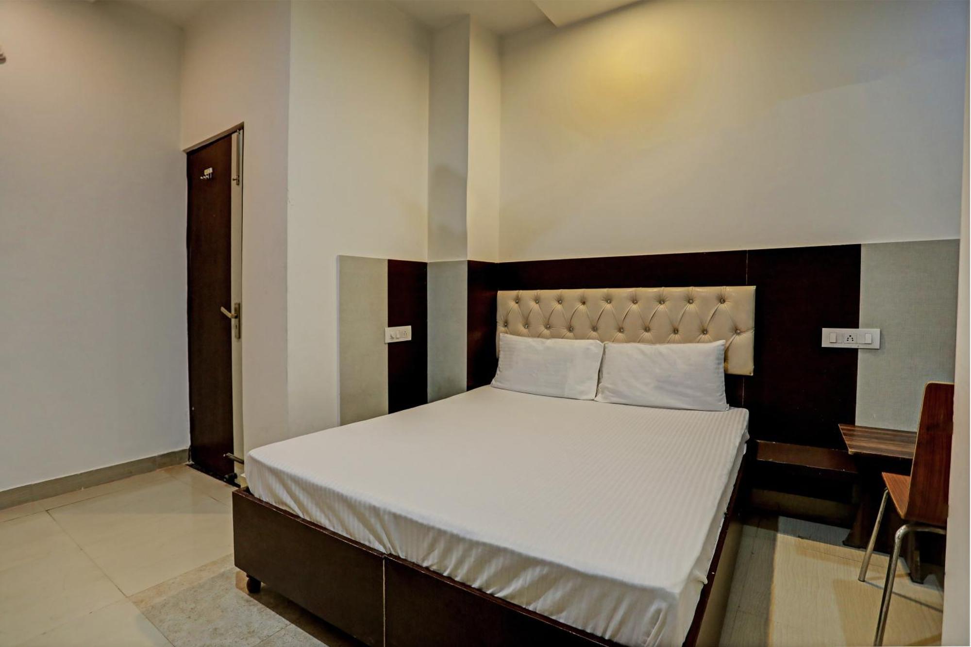 Oyo Hotel The Red Hut Chandigarh Exterior photo